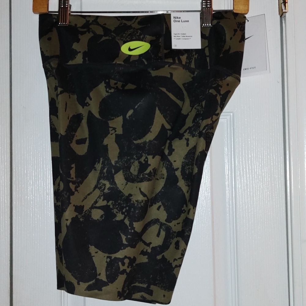 Nike Women's One Luxe Icon Clash Mid-Rise Training Bike Shorts  Sz  M NWT